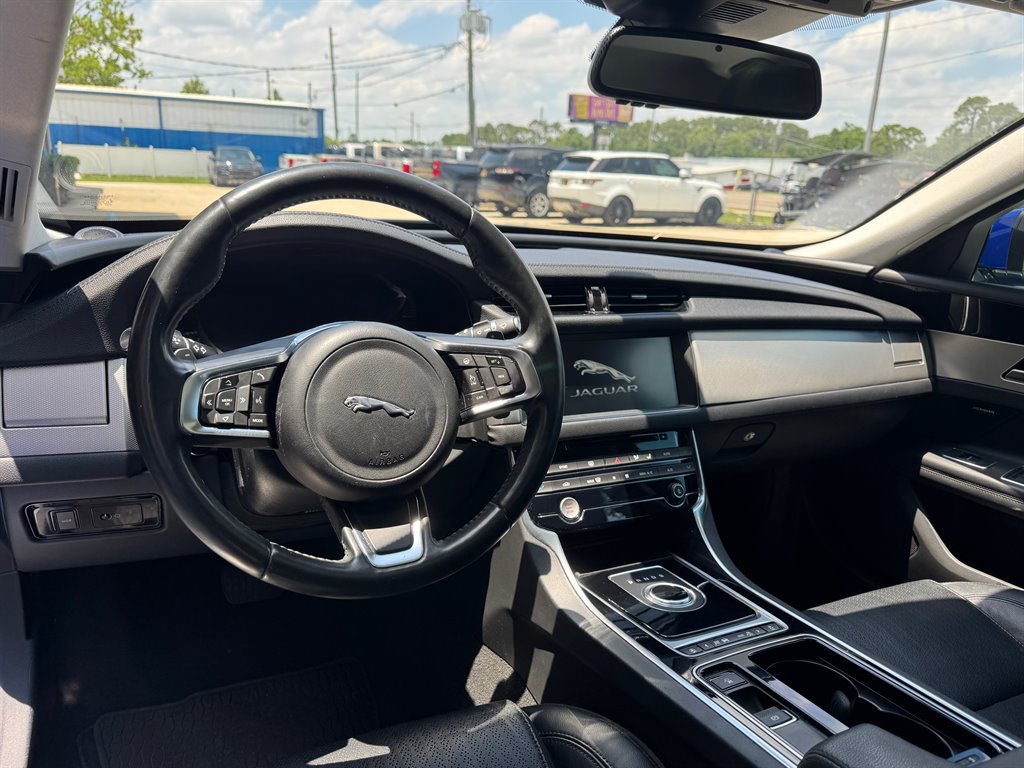 2018 Jaguar XF 25t Prestige photo 2
